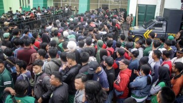 Ribuan Suporter Antre Tiket Persebaya-Persija di GOR Delta Sidoarjo