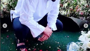 Foto Aktor Malaysia Zul Ariffin di Makam Ashraf Sinclair Curi Perhatian Warganet