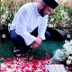 Foto Aktor Malaysia Zul Ariffin di Makam Ashraf Sinclair Curi Perhatian Warganet