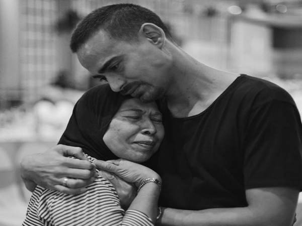 Ibu Ashraf Sinclair : Aku Tak Bisa Menjelaskan Perasaanku Saat Ini