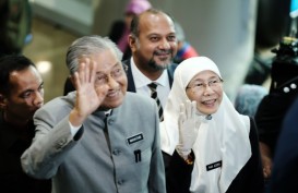 Raja Tunjuk Mahathir Jadi Perdana Menteri Sementara, Semua Jabatan Menteri Dicabut 
