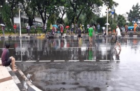 Mereka yang Bersenang-Senang Kala Banjir Mengepung Jakarta