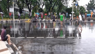 Mereka yang Bersenang-Senang Kala Banjir Mengepung Jakarta