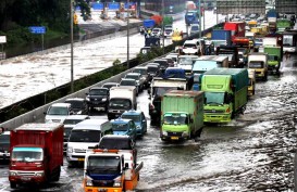 BERITA FOTO : Ketika Banjir Melumpuhkan Transportasi Ibu Kota 