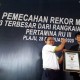 Kampanye K3 Pertamina Kilang Plaju Pecahkan Rekor MURI dengan Logo K3 dari Krupuk Kemplang