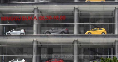 Display penjualan mobil baru di salah satu dealer Honda di Jakarta, Selasa (28/1/2020). Bisnis/Arief Hermawan P