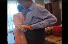 Mengharukan, Mahathir Dipeluk Erat Istri Saat Pelantikan Muhyiddin Yassin