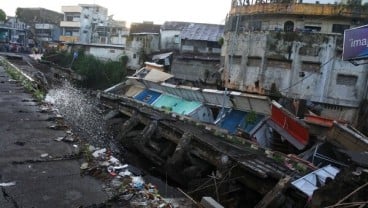 Jalan Ambles di Jember, 10 Ruko Ambruk, 10 Ruko Lain Terancam