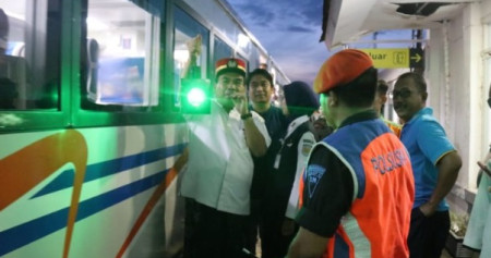 Wakil Bupati Blora Arief Rohman saat melepas keberangkatan kereta di Stasiun Wadu Blora. /Istimewa
