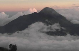 Gunung Merapi Erupsi: Klaten Alami Hujan Abu Tipis Satu Jam Saja