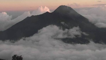 Gunung Merapi Erupsi: Klaten Alami Hujan Abu Tipis Satu Jam Saja