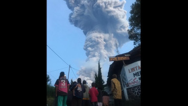 Ada-ada Saja, Merapi Erupsi, Warga Malah Menonton Bareng