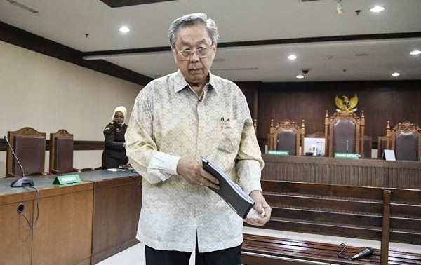 Terdakwa kasus korupsi pengelolaan dana pensiun PT Pertamina, Edward Soeryadjaya berjalan keluar ruang sidang seusai menjalani sidang dengan agenda pembacaan putusan di Pengadilan Tipikor, Jakarta, Kamis (10/1/2019). - ANTARA/Hafidz Mubarak A