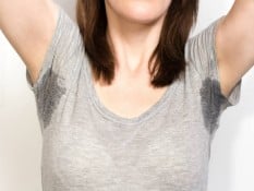 Cara Hilangkan Noda Bekas Deodoran di Pakaian