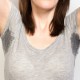 Cara Hilangkan Noda Bekas Deodoran di Pakaian