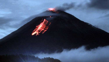 GUNUNG SUMERU KELUARKAN LAVA PIJAR