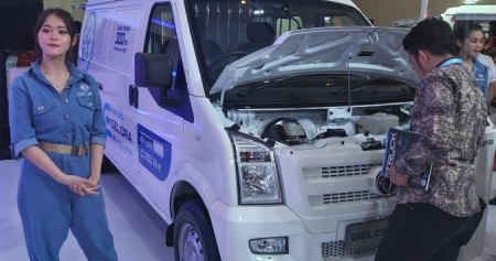 Model berpose di depan DFSK Gelora E dalam ajang Gaikindo Indonesia International Commercial Vehicle (Giicomvec) 2020 di Jakarta, Kamis (5/3/2020)/Bisnis.com-Setyo Aji Harjanto.