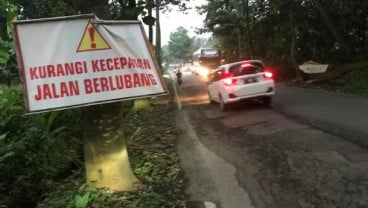 Pengendara Keluhkan Jalan Rusak di Mohamad Toha Kuningan 