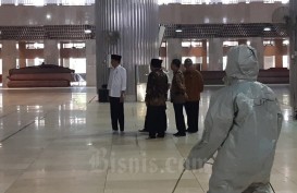 Jokowi Tinjau Penyemperotan Disinfektan di Masjid Istiqlal