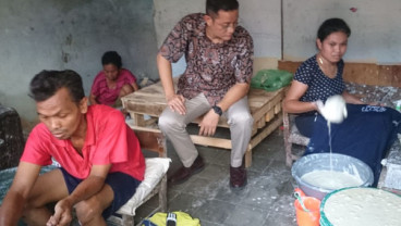 MENTERI SOSIAL JULIARI PETER BATUBARA : Menjauhkan Kesan Formal