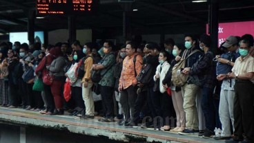 Virus Corona, Antrean Penumpang Commuter Line karena Pemeriksaan Suhu Badan