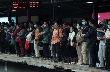 Virus Corona, Antrean Penumpang Commuter Line karena Pemeriksaan Suhu Badan