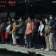 Virus Corona, Antrean Penumpang Commuter Line karena Pemeriksaan Suhu Badan