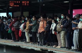 Virus Corona, Antrean Penumpang Commuter Line karena Pemeriksaan Suhu Badan