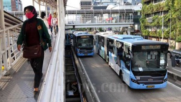 Transjakarta Dibatasi, Ini Foto-foto Penumpukan Penumpang