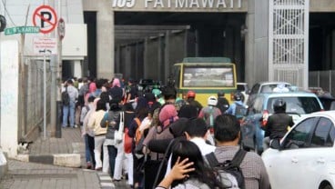 BERITA FOTO : Pembatasan Transportasi Massa Membuat Penumpang Gusar