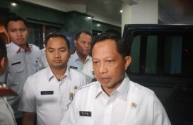 Virus Corona: Bertemu Anies, Menteri Tito Ingatkan Lockdown Jakarta Wewenang Pusat