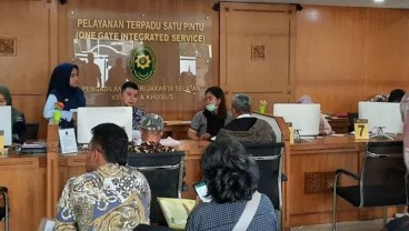 Saat Pengunjung di Pengadilan Negeri Jaksel Jaga Jarak