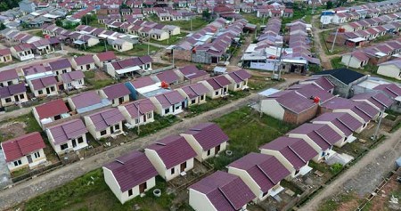 Foto aerial kompleks perumahan bersubsidi di Palembang, Sumatera Selatan, Jumat (31/1/2020). Kementerian Pekerjaan Umum dan Perumahan Rakyat (PUPR) mengalokasikan anggaran perumahan bersubsidi untuk Masyarakat Berpenghasilan Rendah (MBR) melalui Fasilitas Likuiditas Pembiayaan Perumahan (FLPP) sebesar Rp11 triliun untuk 102.500 unit rumah pada 2020. Antara/Nova Wahyudi