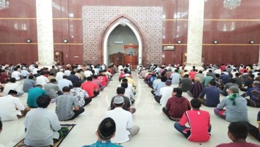 Salat Jumat Antar Jemaah Berjarak 1 Meter di Sukoharjo