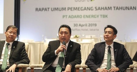 Presiden Direktur PT Adaro Energy Tbk Garibaldi Thohir (tengah) didampingi CFO Lie Luckman (kiri) dan Wakil Presiden Direktur Christian Ariano Rachmat (kanan) menjawab pertanyaan awak media seusai RUPST di Jakarta, Selasa (30/4/2019)./ANTARA-Dhemas Reviyanto