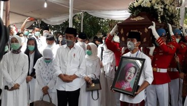 Ibunda Presiden Jokowi Dimakamkan di Samping Pusara Suami