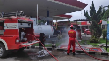 Pertamina Semprot 100 SPBU dengan Disinfektan