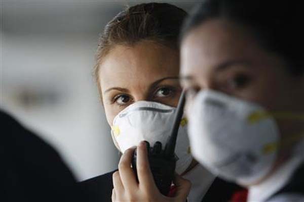 Ilustrasi pemakaian masker untuk menghindari penyebaran virus influenza./Reuters-Ivan Alvarado