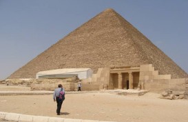 Piramida Mesir Disemprot Disinfektan untuk Hentikan Penyebaran Virus Corona