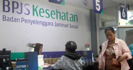 Masyarakat melakukan proses administrasi kepesertaan BPJS Kesehatan di Makassar, Sulawesi Selatan, Selasa (10/2/2020). Bisnis/Paulus Tandi Bone