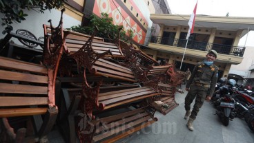 Cegah Kerumunan saat Pandemi Corona, Kursi Taman di Alun-Alun Bandung Dibongkar