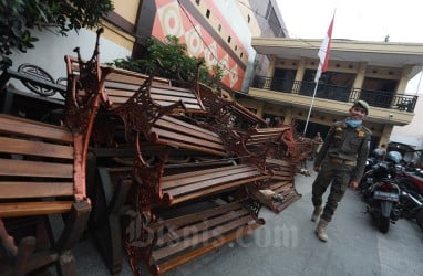 Cegah Kerumunan saat Pandemi Corona, Kursi Taman di Alun-Alun Bandung Dibongkar