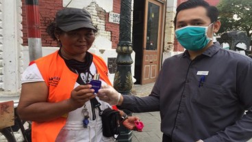 Aston Hotel Semarang Bagikan Hand Sanitizer di Kota Lama