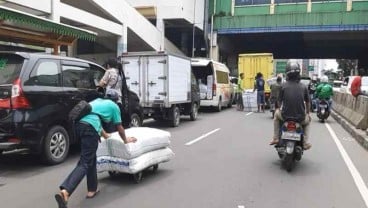 Meski Masih Tutup, Pengunjung Membanjiri Pasar Tanah Abang