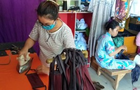 Penjahit di Sorong Bagikan Masker Gratis untuk Tangkal Corona