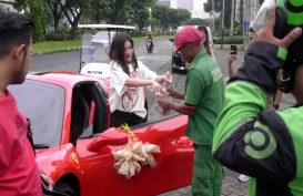 Ini Dia Crazy Rich Surabaya yang Cantolkan Kerupuk di Ferrari Saat Bagi-Bagi Sembako
