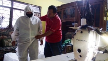 APD Langka, Warga Kuningan Produksi Baju Hazmat yang Dijual ke Rumah Sakit