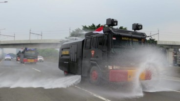 Cegah Corona, Hutama Karya Semprot Disinfektan di Tol JORR S 