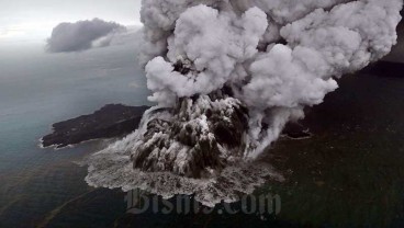 BERITA FOTO : Penampakan Gunung Anak Krakatau Kala Erupsi