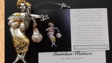 Sentuhan Mutiara Mempercantik Bros dan Kalung